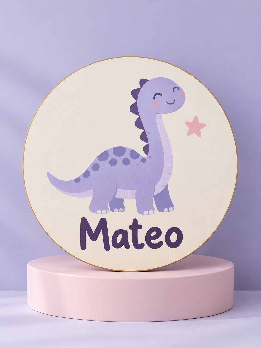 Imagen referencial de una placa circular con dinosaurio lila y el nombre de ejemplo Mateo