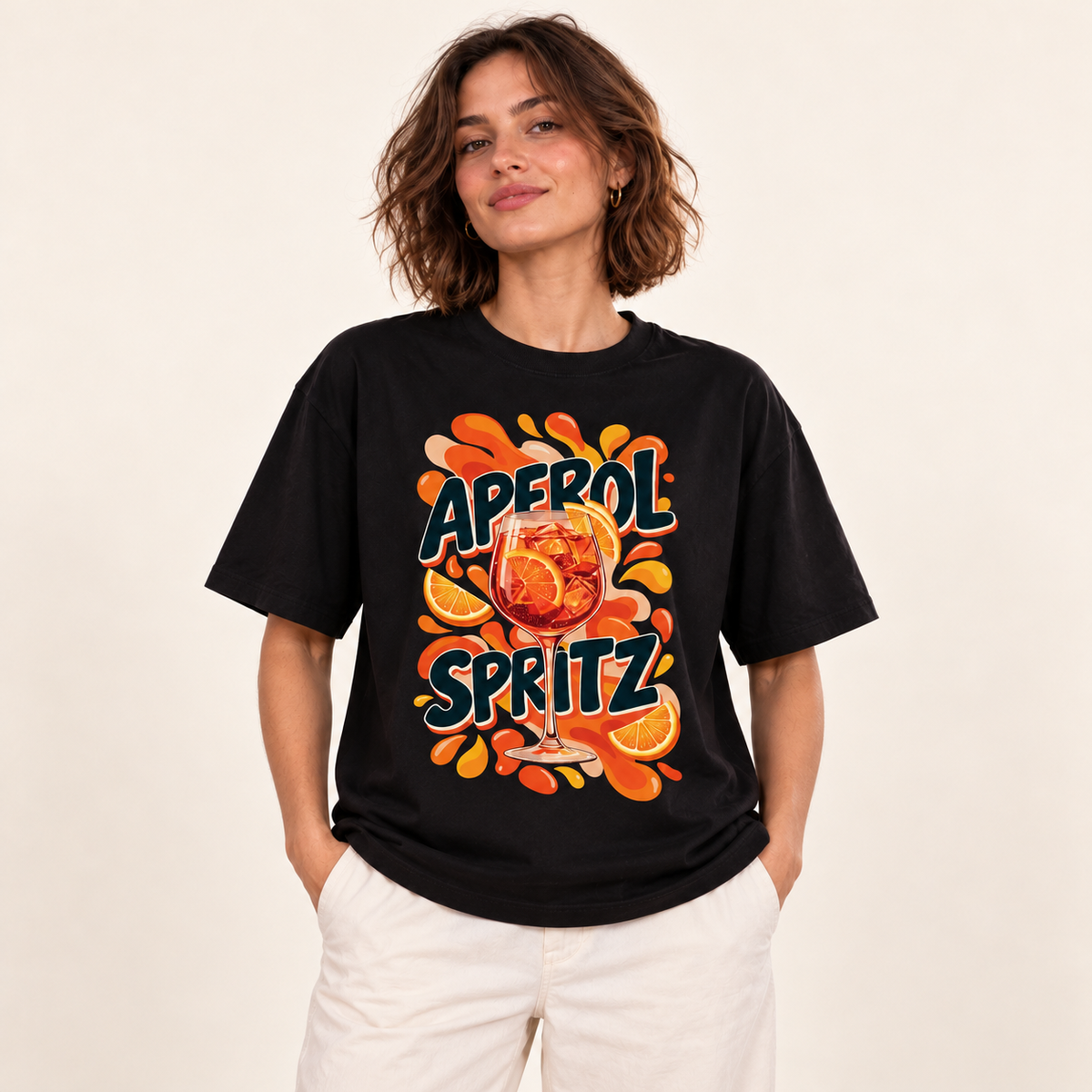 Polera oversize Aperol Spritz con modelo sobre fondo crema