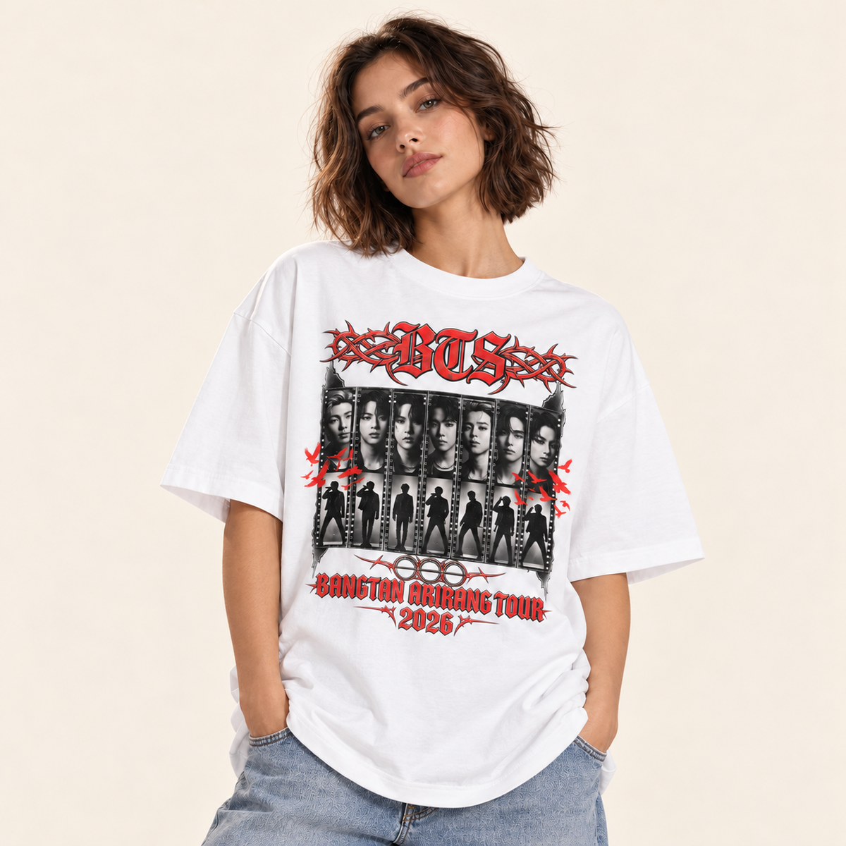 Polera oversize BTS Arirang Tour Blanco vintage, modelo sobre fondo crema