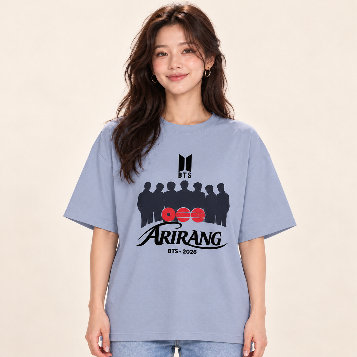 Polera oversize BTS Arirang con modelo sobre fondo crema