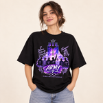 Polera oversize BTS ARMY con modelo sobre fondo crema