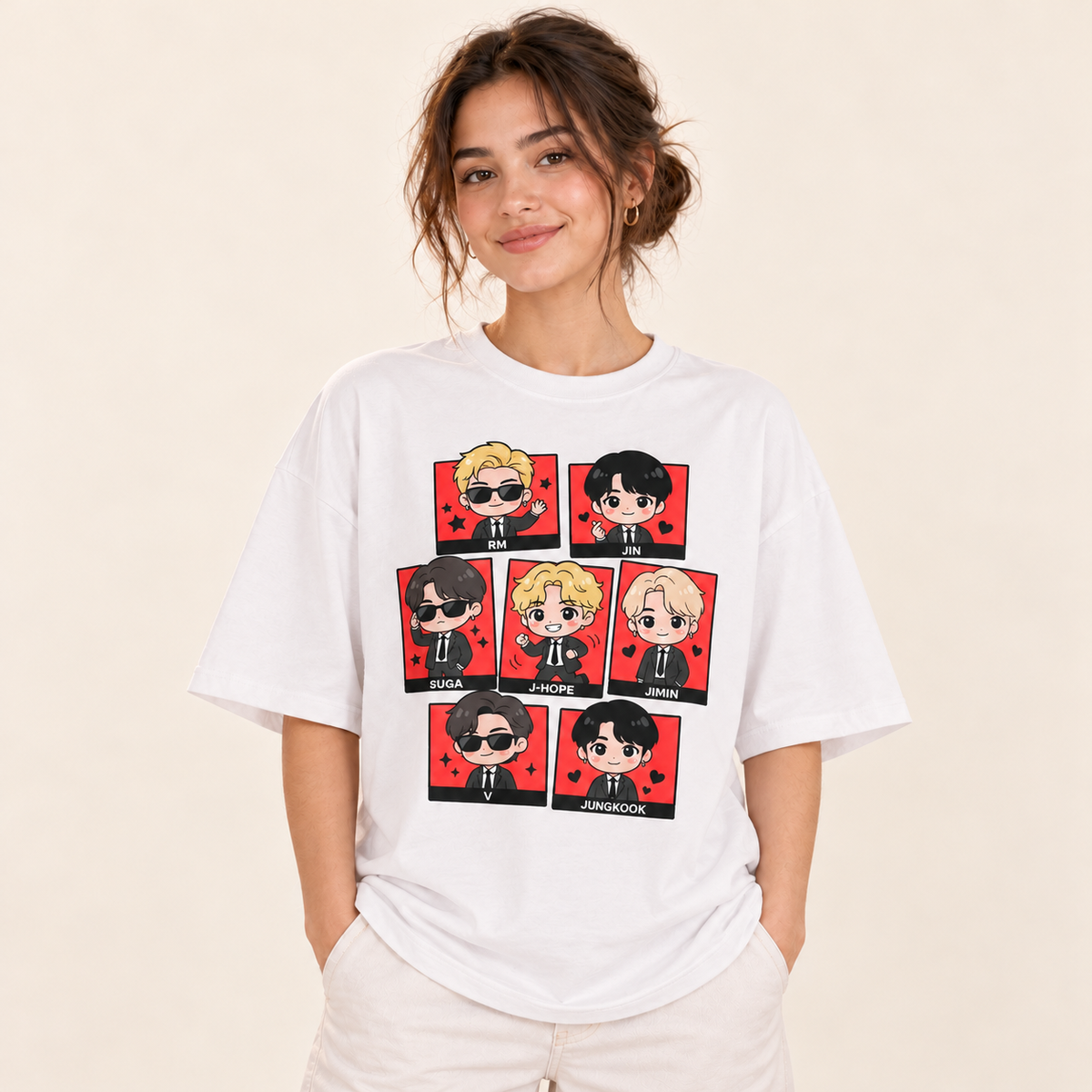 Polera oversize BTS Chibi con modelo sobre fondo crema