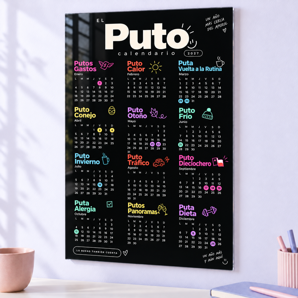 Calendario acrílico 2027 El puto calendario para pared, en una escena ambientada.