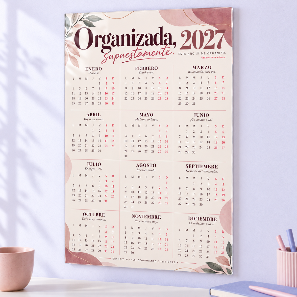 Calendario acrílico 2027 Organizada, supuestamente, ambientado en una pared lila.