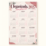 Calendario acrílico 2027 Organizada, supuestamente, vista frontal completa sobre fondo crema.