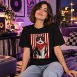 Polera oversize negra con gato blanco y negro de lentes y pañuelo rojos, colección Cero domesticados