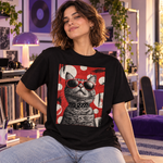 Polera oversize negra con gato de lentes rojos y collar, colección Cero domesticados