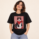 Polera oversize Gato Bandido negro, con modelo, sobre fondo crema