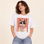 Polera oversize Gato Diva blanco, con modelo, sobre fondo crema
