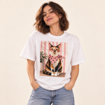 Polera oversize Gato Indie blanco, con modelo, sobre fondo crema