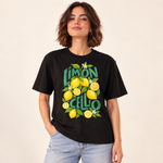 Polera oversize Limoncello con modelo sobre fondo crema