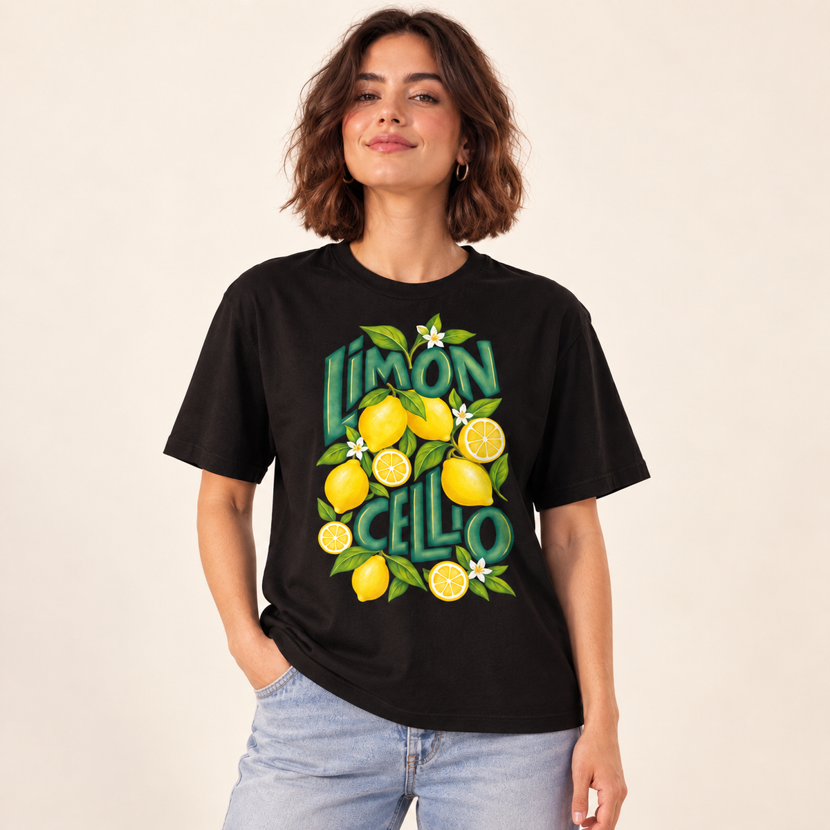 Polera oversize Limoncello con modelo sobre fondo crema