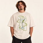 Polera oversize Martini con modelo sobre fondo crema