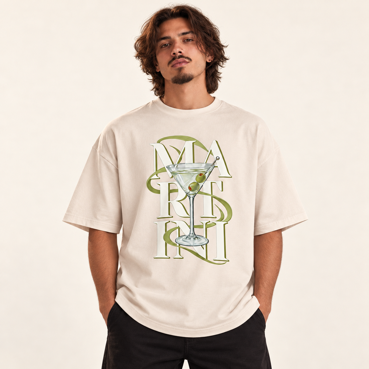Polera oversize Martini con modelo sobre fondo crema
