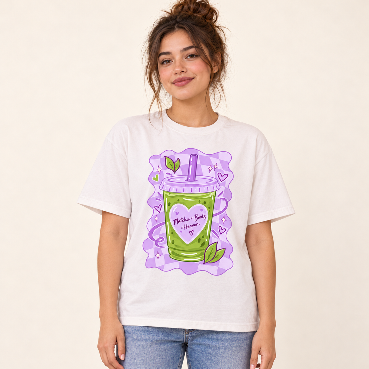 Polera oversize Matcha + Books con modelo sobre fondo crema