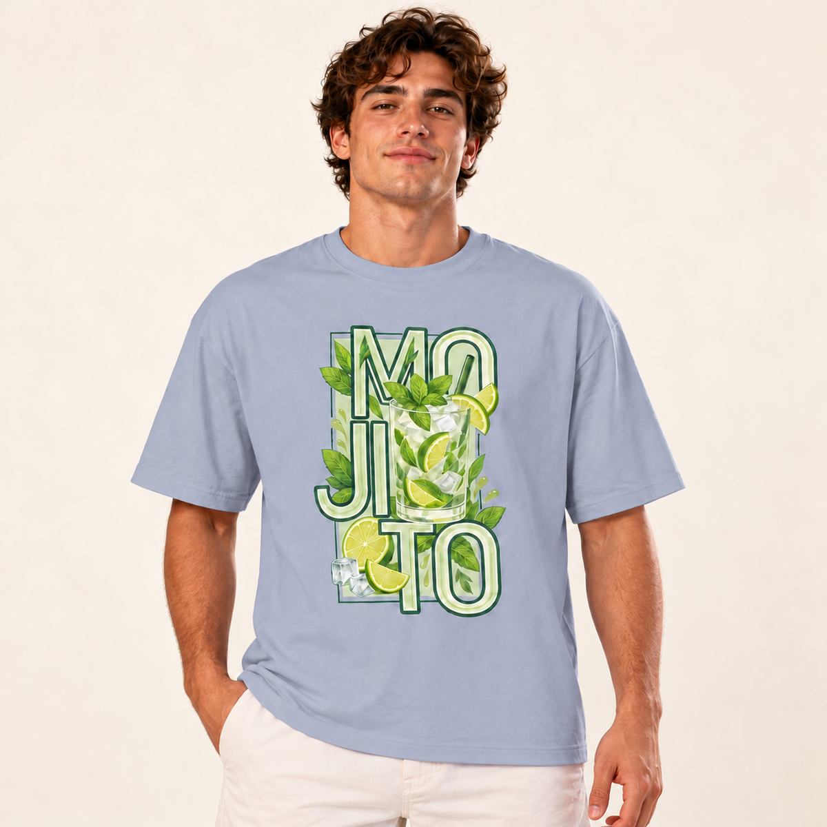 Polera oversize Mojito, modelo sobre fondo crema