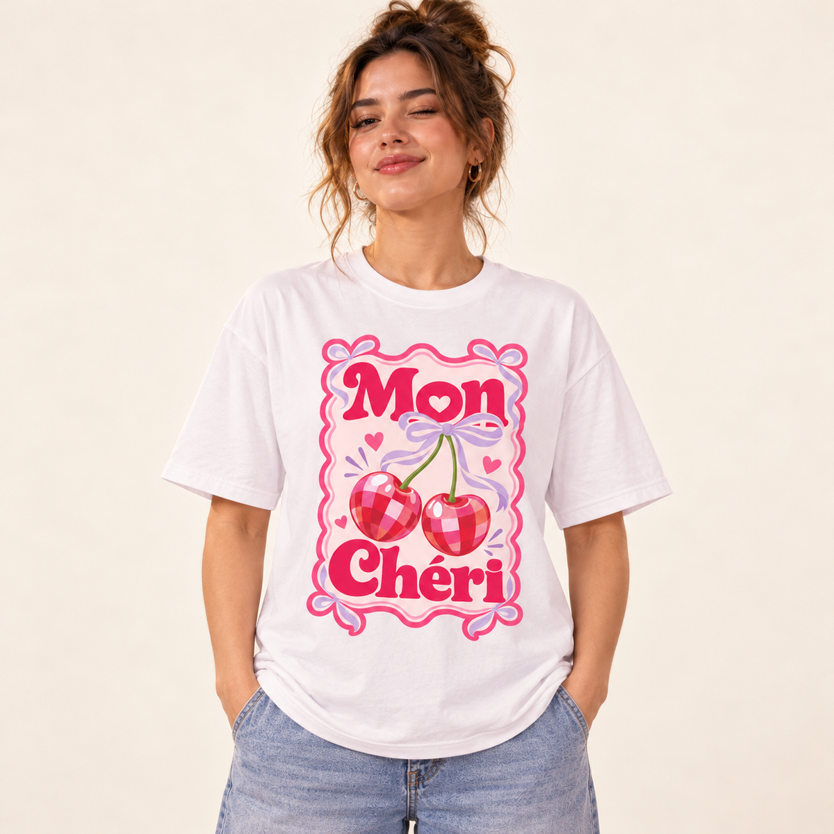 Polera oversize Mon Chéri, modelo sobre fondo crema