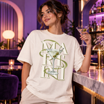 Polera oversize clara con diseño Martini en tonos verde oliva
