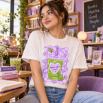 Polera oversize clara con diseño Matcha + Books en tonos verdes y lilas