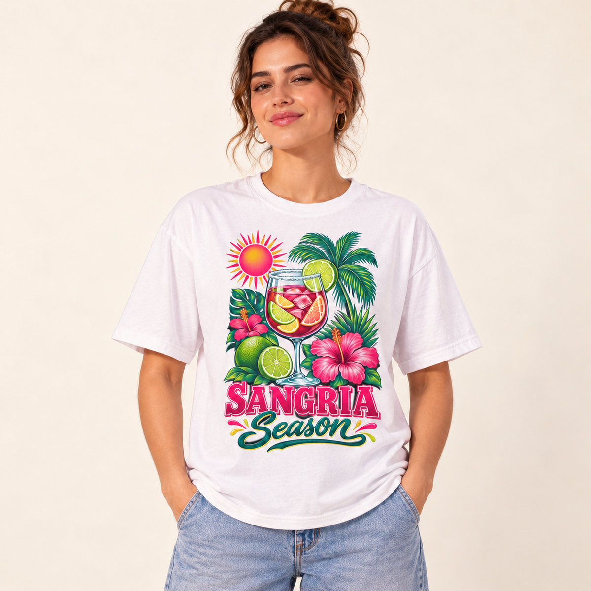 Polera oversize Sangría Season, modelo sobre fondo crema
