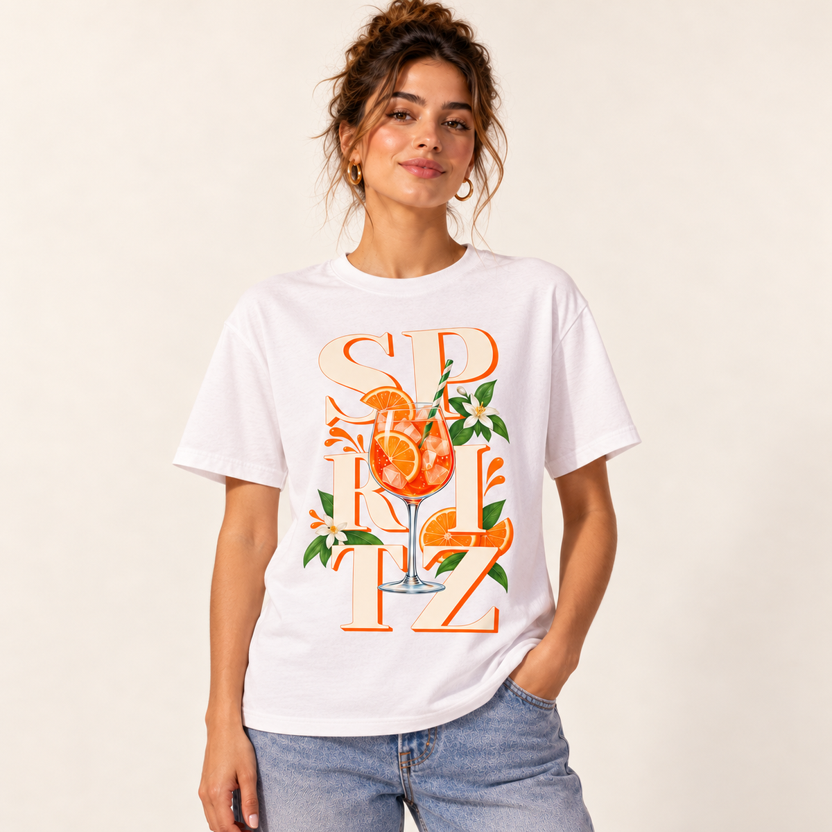 Polera oversize Spritz, modelo sobre fondo crema